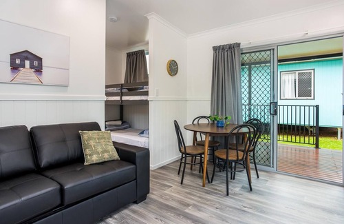 Tinaroo Villa | Deluxe Villa 2 BR - Fully self-contained, 1 Queen, 1 Sofa, 1 Bed
