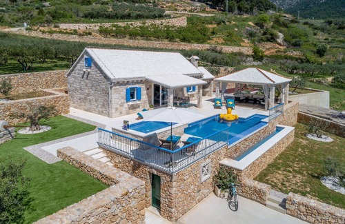 Bol Villa | Deluxe Villa Purple Rain with Swimming Pool
