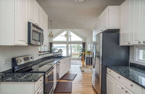 Achilles House | Deluxe Waterfront Family Escape. Fishing, Kayaking, Crabbing in your backyard!