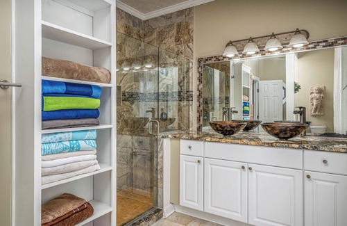 Achilles House | Deluxe Waterfront Family Escape. Fishing, Kayaking, Crabbing in your backyard!