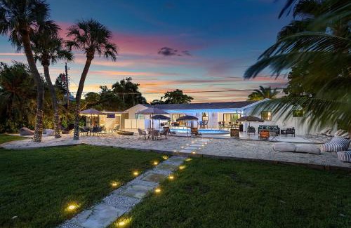 Palm Beach - West Palm Beach Villa | Deluxe Waterfront Villa with BBQ, Pool and Game Room