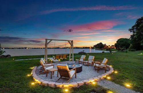 Palm Beach - West Palm Beach Villa | Deluxe Waterfront Villa with BBQ, Pool and Game Room
