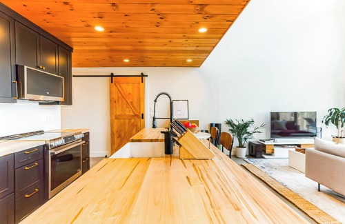 Brainard Cabin | Den Outdoors Cabin With STUNNING Adirondack Views - EV charging available