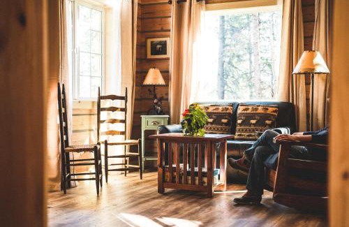 Healy House | Denali Wild Stay - Moose Cabin, Free Wifi, 2 private bedrooms, sleep 6