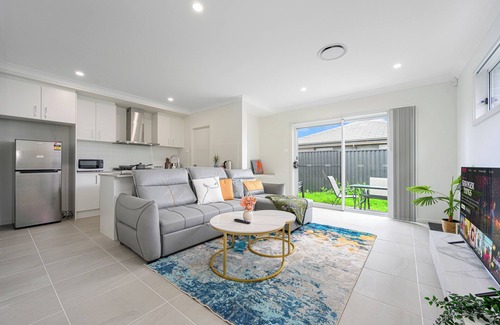 Denham Court House | Denham Court 4Br with Central AC & WiFi near Coles