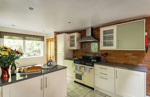 Farley Cabin | Denstone; woodland lodge for 8 with hot tub, log burner, BBQ, near Alton Towers.