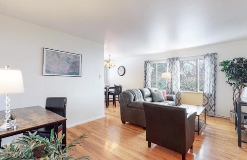 Southeast House | Denver 5 King Bed, huge house with 2 kitchens yard