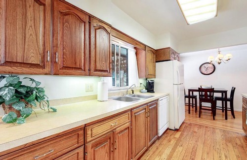 Southeast House | Denver 5 King Bed, huge house with 2 kitchens yard