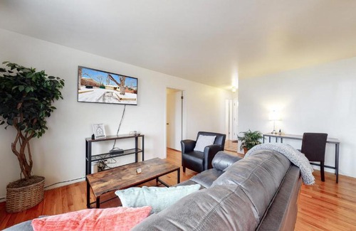 Southeast House | Denver 5 King Bed, huge house with 2 kitchens yard
