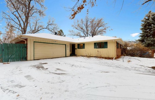 Southeast House | Denver 5 King Bed, huge house with 2 kitchens yard