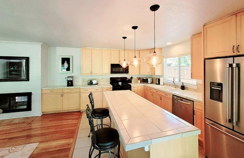 Southeast House | ♡Denver-Central: Cozy Bungalow w/dual fireplace, open kitchen & private yard