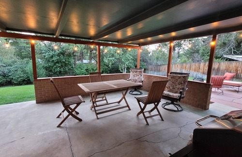 Southeast House | ♡Denver-Central: Cozy Bungalow w/dual fireplace, open kitchen & private yard