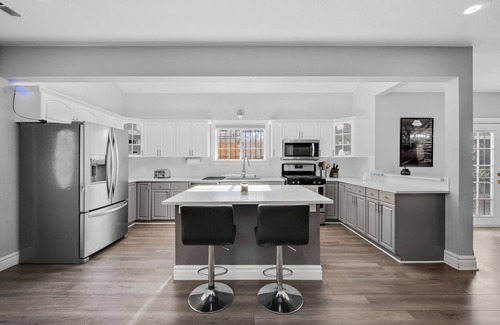 Athmar Park House | Denver Home: Hot tub, Theater, Gym 6 bedrooms 3 baths, king bed