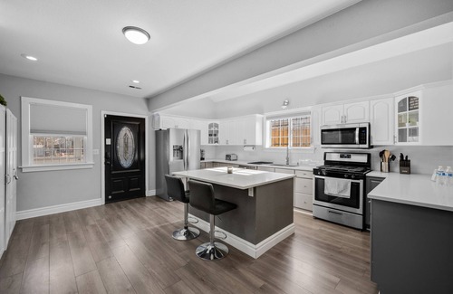 Athmar Park House | Denver Home: Hot tub, Theater, Gym 6 bedrooms 3 baths, king bed