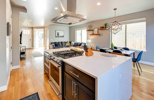 Englewood House | Denver Retreat w/Rooftop Deck & Mountain Views
