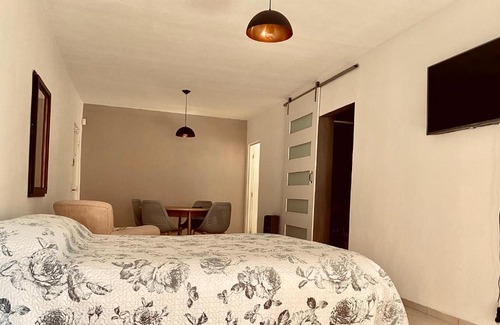 San Juan Apartment | Departamento amplio, muy bien ubicado, dos ambientes, separado cocina y baño, el barrio no es lindo pero las instalaciones perfectas y li
