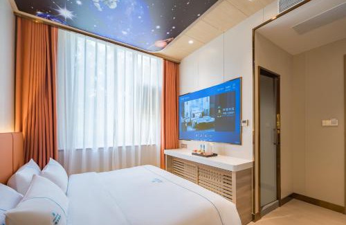 Olympic Village Hotel | Dequan Luxury Hotel Bird's Nest BranchCoffee, fruits, snacks, a gym and a laundry room are provided for free in the lobby