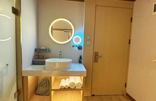 Middle Chaoyang Hotel | Dequan Xin Yue Hotel Coffee, fruits, snacks, a gym and a laundry room are provided for free in the lobby