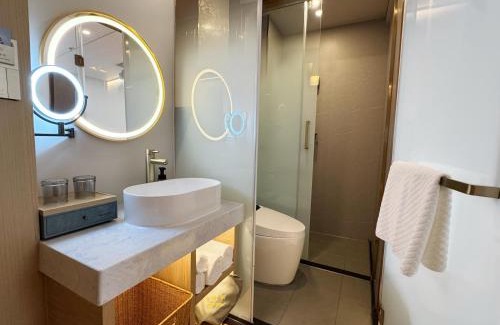 Middle Chaoyang Hotel | Dequan Xin Yue Hotel Coffee, fruits, snacks, a gym and a laundry room are provided for free in the lobby