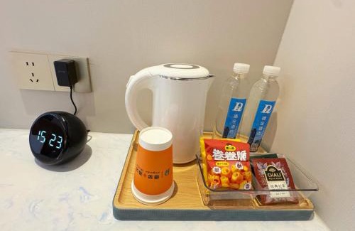 Middle Chaoyang Hotel | Dequan Xin Yue Hotel Coffee, fruits, snacks, a gym and a laundry room are provided for free in the lobby