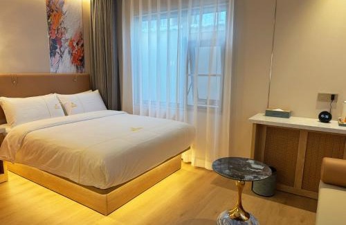 Middle Chaoyang Hotel | Dequan Xin Yue Hotel Coffee, fruits, snacks, a gym and a laundry room are provided for free in the lobby