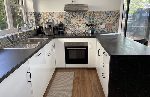 Derby Bed & Breakfast | Derby Bank House Cabin- one bedroom with full kitchen