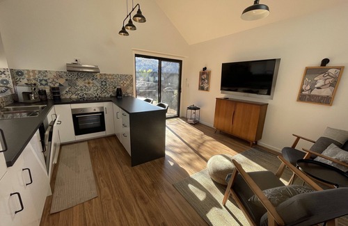 Derby Bed & Breakfast | Derby Bank House Cabin- one bedroom with full kitchen