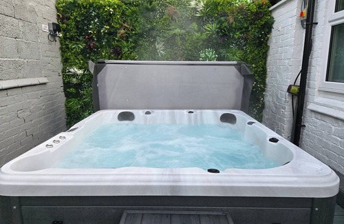Derby Apartment | Derby City Centre Apartment with Roof Top Hot Tub