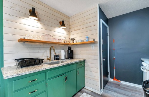 Derby Apartment | Derby Dream - Cozy King - Near Park!