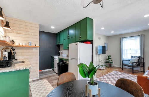 Derby Apartment | Derby Dream - Cozy King - Near Park!
