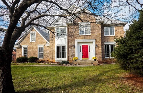 Buechel House | Derby/PGA Ready Retreat with Curated Bourbon Bar - 5 BR 3.5 Bath - Sleeps12!