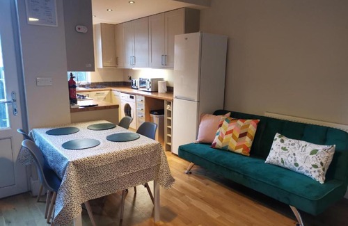 Derby House | Derby Pride Park 3 bedrooms 5 beds CONTRACTORS family GROUP STAY- FREE PARKING