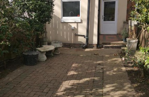 Derby House | Derby Pride Park 3 bedrooms 5 beds CONTRACTORS family GROUP STAY- FREE PARKING
