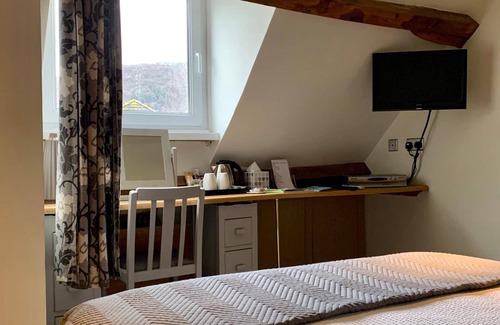 Llantilio Pertholey House | Deri-Down Guest House