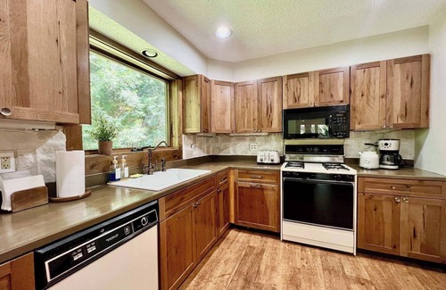 Londonderry House | Derry Woods Cabin: family retreat near Lowell Lake