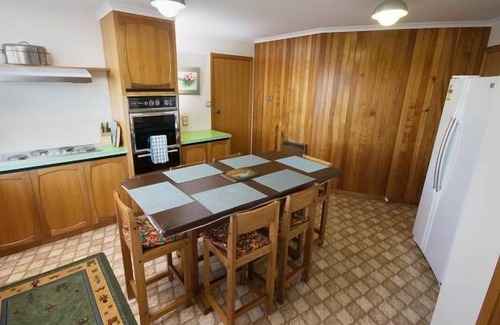 Austins Ferry House | Derwent Retreat (12 Austins Ferry Road)