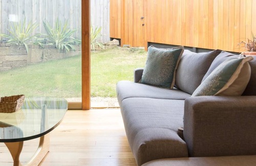 Lindisfarne Apartment | Derwent River Apartment - Near the Waterfront!