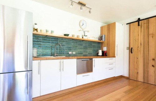 Lindisfarne Apartment | Derwent River Apartment - Near the Waterfront!