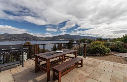 Otago House | Derwent River Cottage - Tranquil Waterfront Living