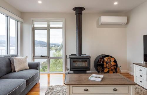 Otago House | Derwent River Cottage - Tranquil Waterfront Living