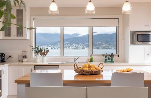 Otago Cottage | Derwent River Cottage Tranquil Waterfront Living