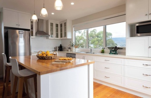 Otago Cottage | Derwent River Cottage Tranquil Waterfront Living
