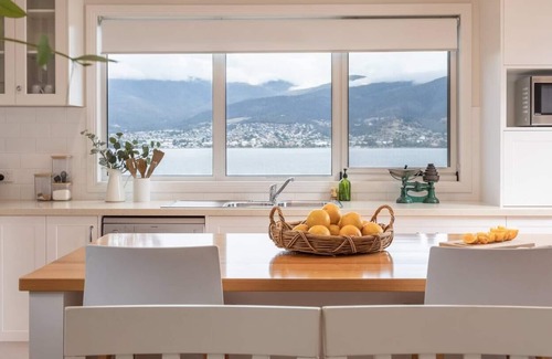 Otago Cottage | Derwent River Cottage Tranquil Waterfront Living