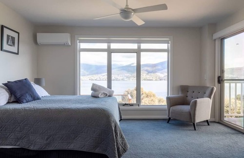 Otago Cottage | Derwent River Cottage Tranquil Waterfront Living