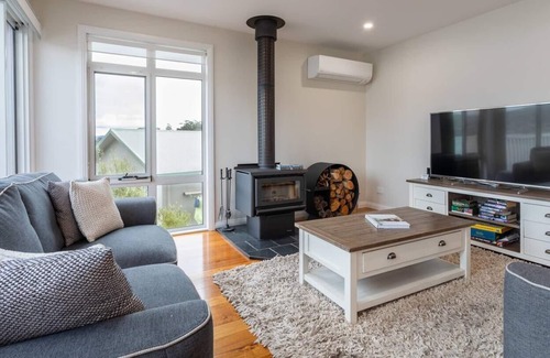 Otago Cottage | Derwent River Cottage Tranquil Waterfront Living