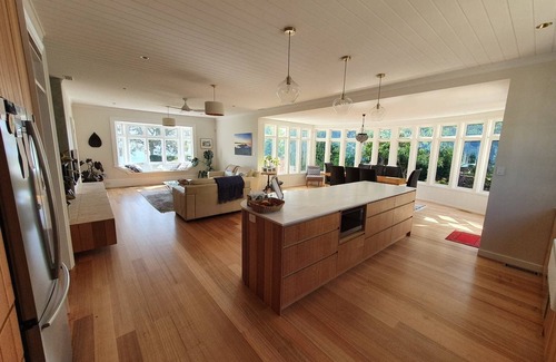 Lindisfarne House | Derwent River Villa - the ultimate beach hotel, Hobart