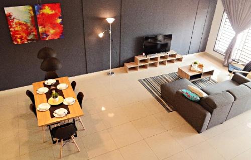 Desaru House | Desaru Cosy Homestay - near WaterPark, Beach, Rapid -Wifi, TVbox, Steamboat, BBQ Available