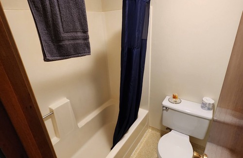 Maupin Apartment | Deschutes Motel - Macks Canyon - Queen Suite w/1 Queen Bed