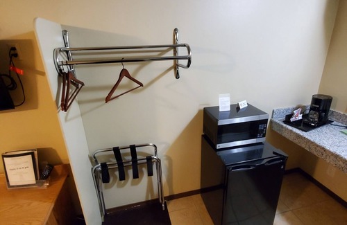 Maupin Apartment | Deschutes Motel - Rattlesnake - King Suite w/1 King Bed