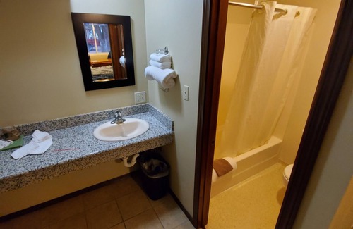 Maupin Apartment | Deschutes Motel - Rattlesnake - King Suite w/1 King Bed